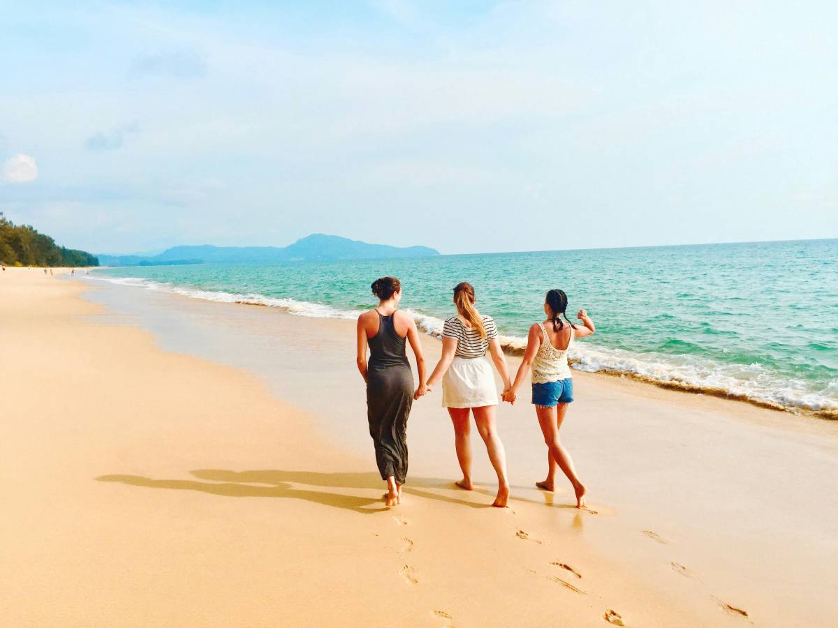 Backpackers World Travel Fiji Group Tours Friends on Beach